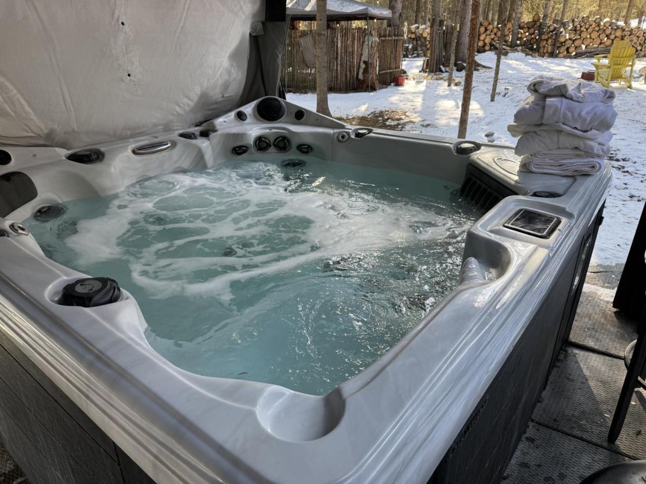 Rustic Cozy Cabin With Hot Tub Bragg Creek Eksteriør bilde