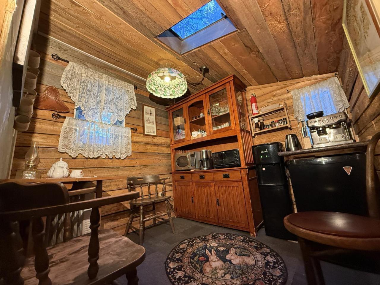 Rustic Cozy Cabin With Hot Tub Bragg Creek Eksteriør bilde